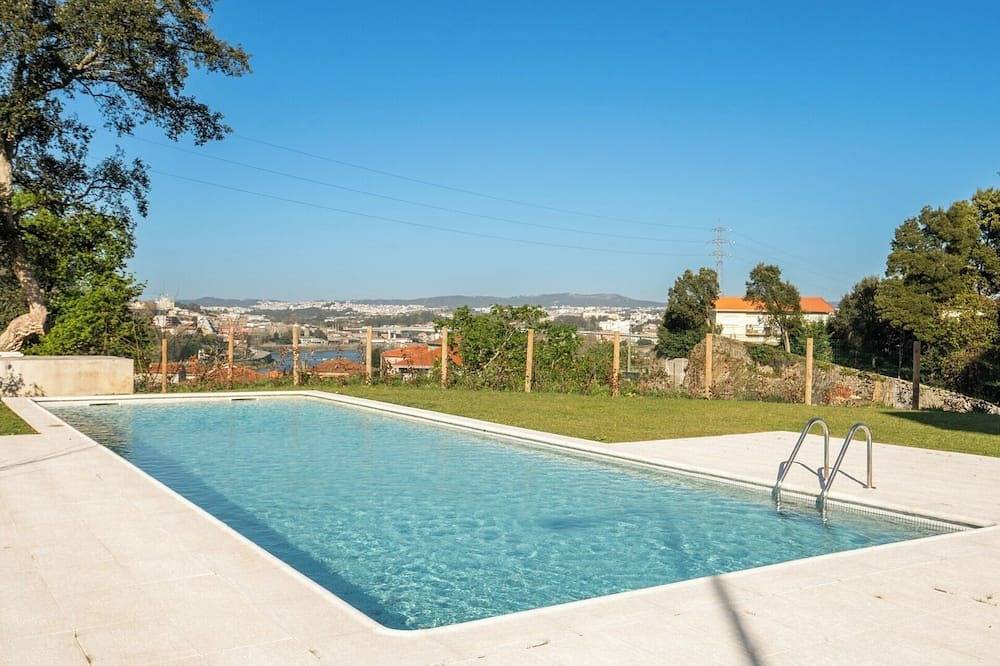 Apartamento inteiro, Colourful Luxurious Flat w/ Balcony and Pool in Oliveira do Douro, Distrito do Porto