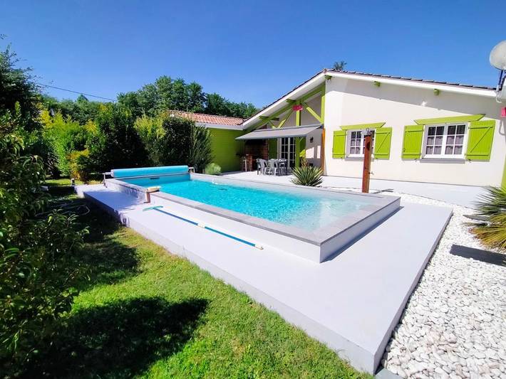 Location de vacances pour 4 personnes, avec Terrasse et Jardin ainsi que Piscine et Vue à Brach