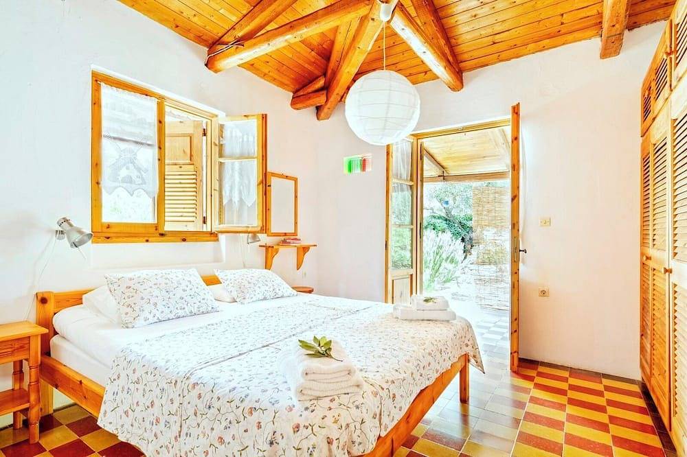 Self catered Daphnes cottage #1 with large veranda and garden near the beach. in Vasilikos, Zante