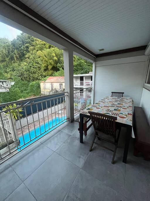 Gîte pour 6 personnes, avec piscine ainsi que vue et balcon à Saint-Pierre (ville) - 2