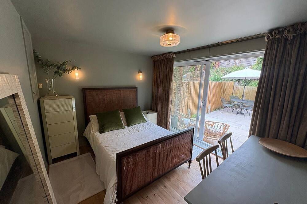 Entire apartment, The Warwick Room, a charming small studio perfect for a single person or couple. in Warwick, Warwickshire