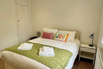 Bed And Breakfast for 7 Guests in Ealing, London, Picture 2