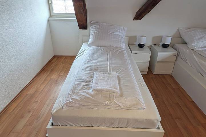 Ganze Wohnung, Dreibettzimmer im historischen Fachwerkhaus in Rottenburg, Neckar-Alb