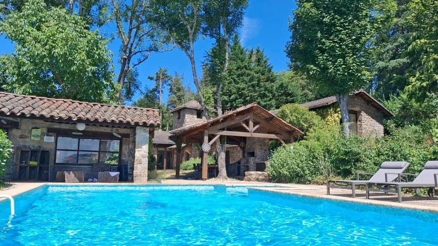 Location de vacances pour 4 personnes, avec jardin ainsi que piscine et jacuzzi à Monistrol-sur-Loire