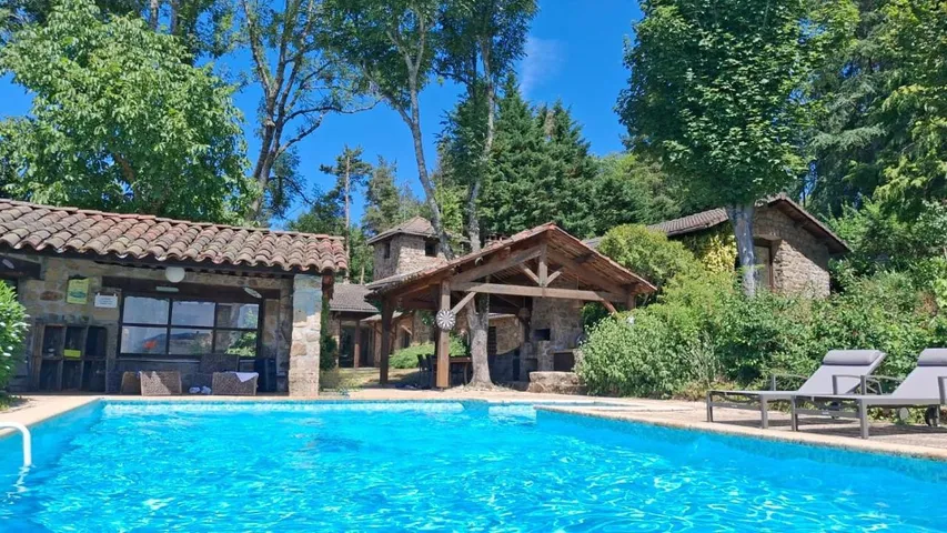 Casa de vacaciones para 4 personas, con piscina además de jacuzzi y jardín - 1