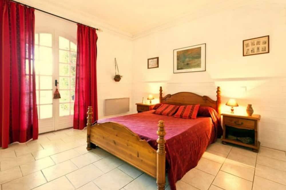 An Old Mas in Provence, Sun and Swimming Pool in Cabannes, Arles region