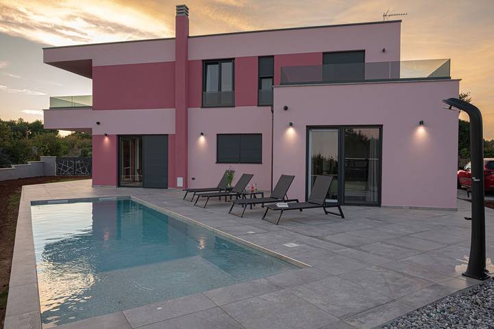 Villa für 8 Personen, mit Balkon und Pool sowie Garten, mit Haustier in Premantura