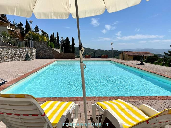 Appartamento per 4 persone, con Terrazza e Piscina nonché Panorama a Riparbella