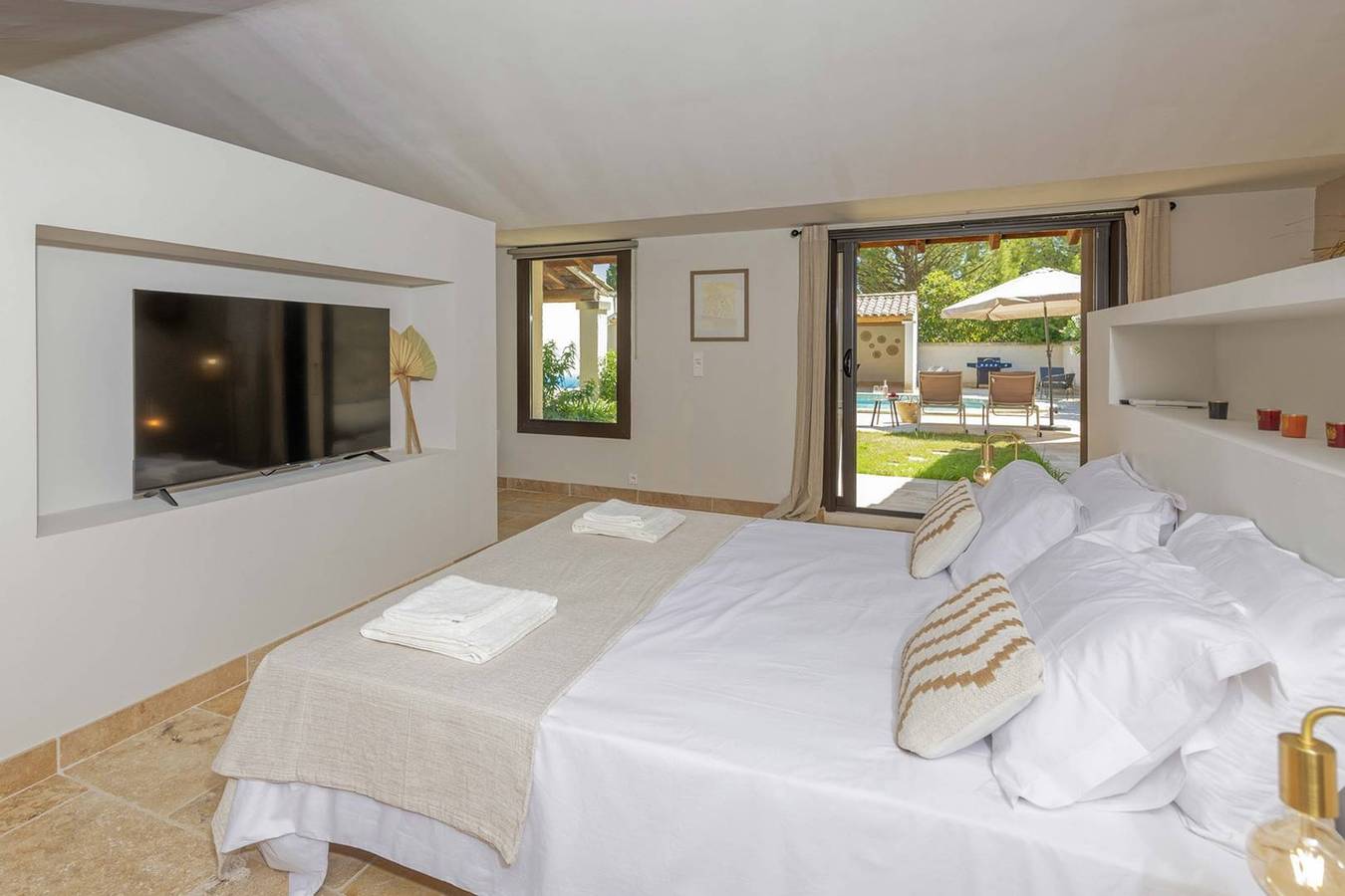 Villa climatisée à Maillane, Alpilles, piscine chauffée, ping-pong, pétanque, billard, baby-foot, animaux acceptés ( 1 ) in Maillane, Région d'Arles