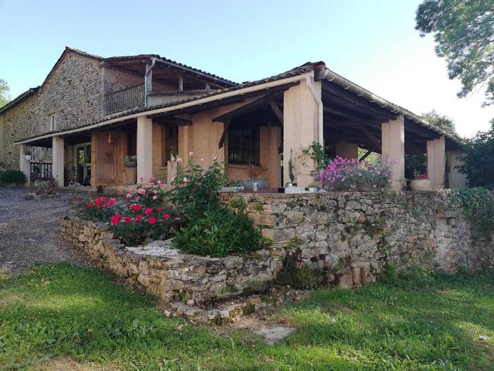 Gîte pour 4 personnes, avec terrasse et piscine à Larroque