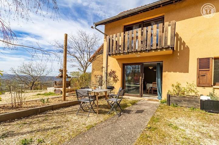 Location de vacances pour 3 personnes, avec Jacuzzi ainsi que Terrasse et Jardin