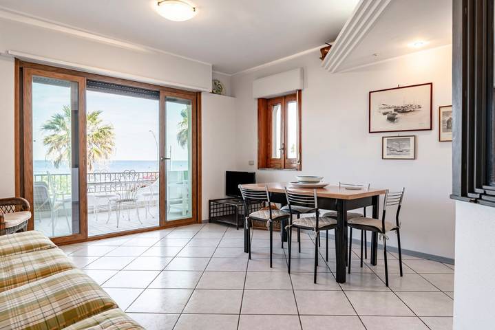 Ganze Wohnung, Ferienwohnung für 5 Personen mit Balkon/Terrasse in Sant'Alessio Siculo, Messina Provinz