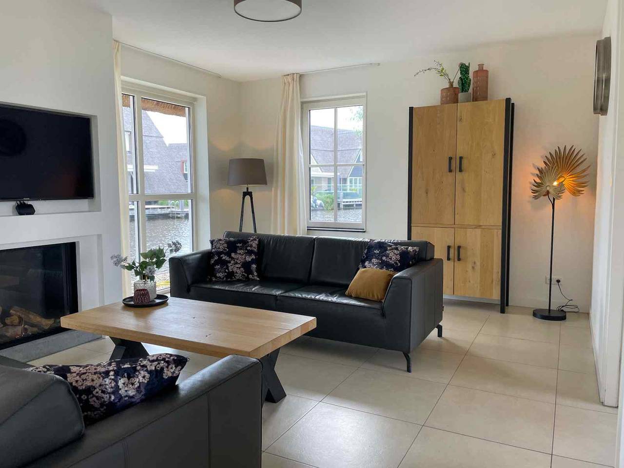 Luxuriöses Ferienhaus für 8 Personen mit finnischer Sauna und Außen Spa am Tjeukemeer in F in Delfstrahuizen, Friesland
