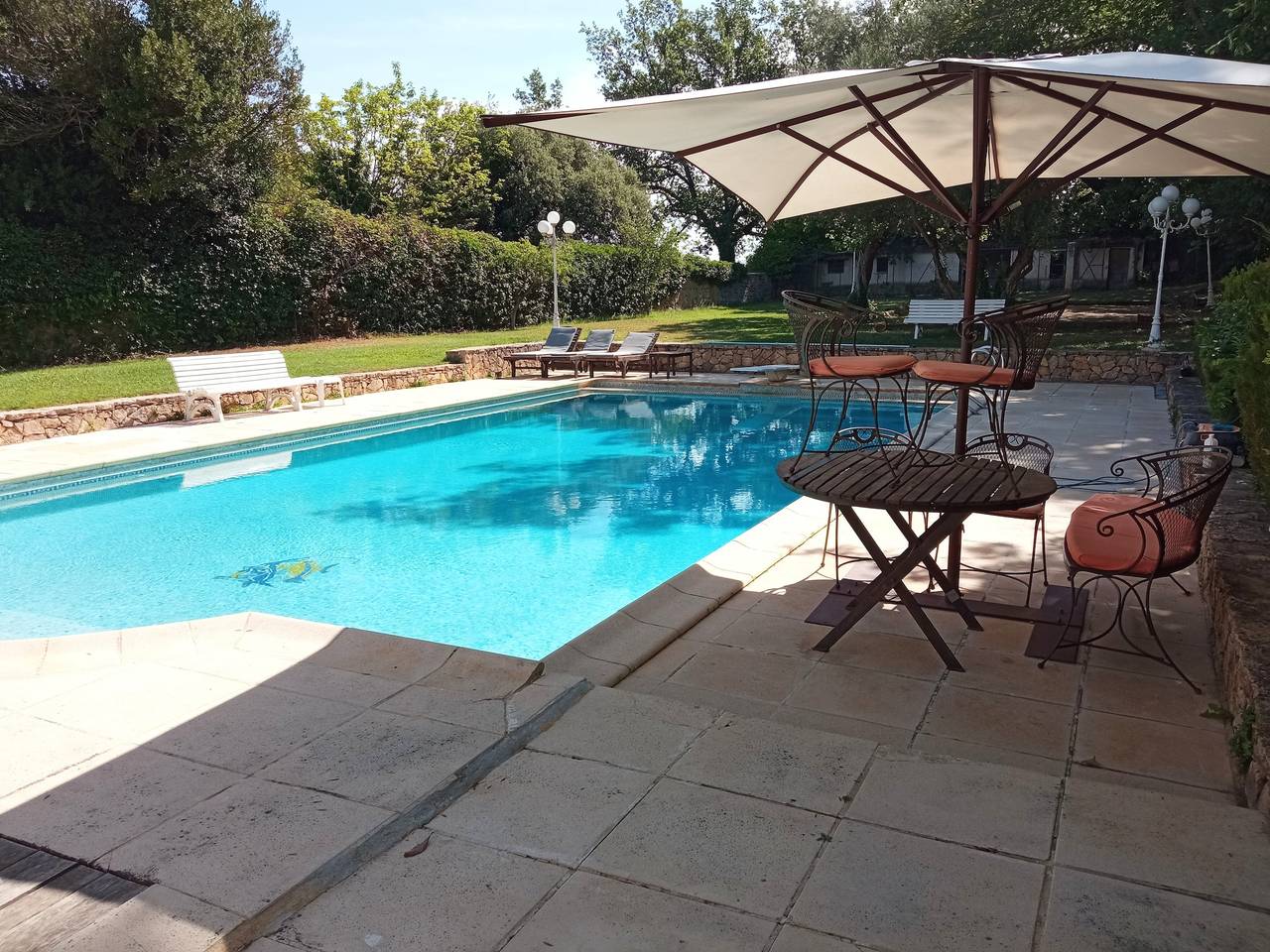 Chambre 'Chambre Jules' avec vue sur la montagne, piscine et terrasse partagées in Brignoles, Région de Brignoles