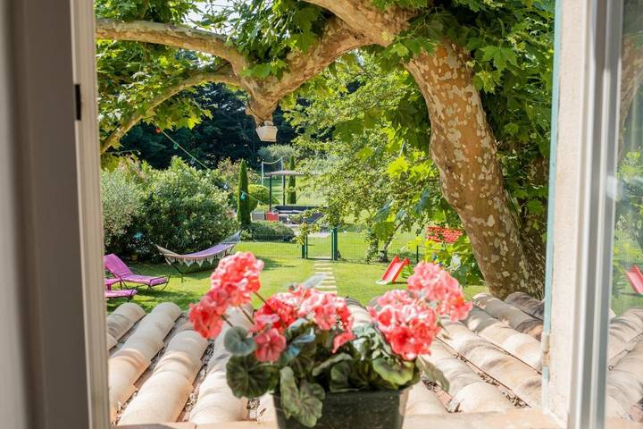 Location de vacances pour 12 personnes, avec jardin ainsi que vue et piscine, adapté aux familles à Sénas - 3