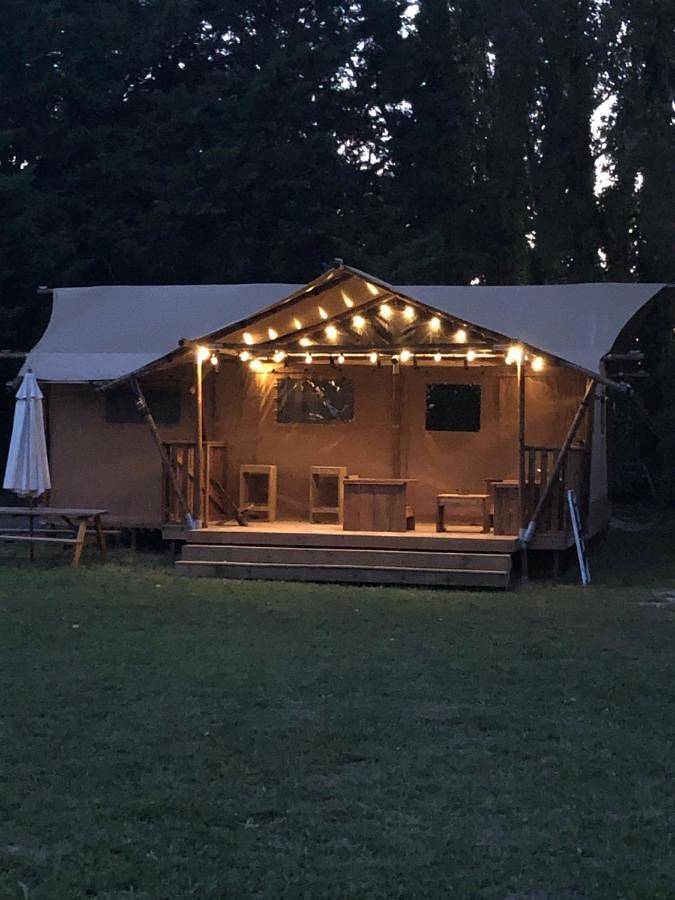 Tente pour 5 personnes, avec piscine et jardin
