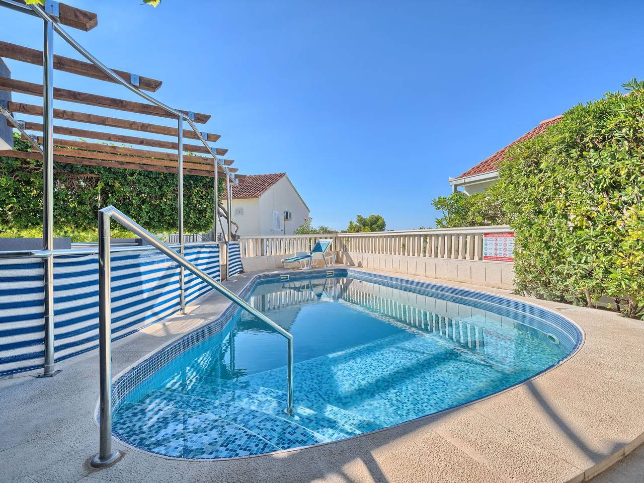 Cały apartament, In Okrug Gornji mit Grill, gemeinsamem Pool und Garten und Meerblick in Okrug Gornji, Čiovo