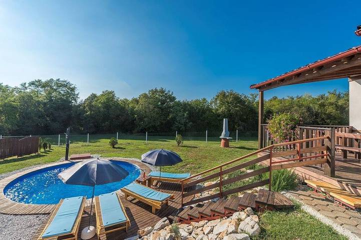 Vakantiepark voor 6 personen, with tuin and kinderzwembad as well as terras, met huisdier in Kroatië