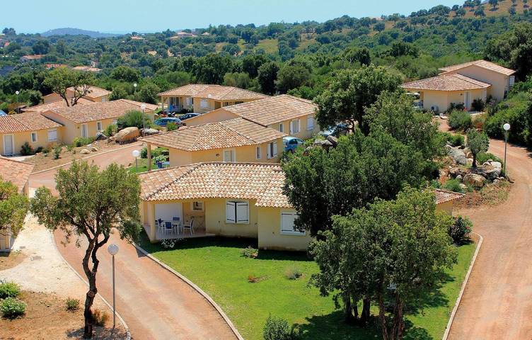 Location de vacances pour 6 personnes, avec piscine et jardin dans Sainte-Lucie de Porto-Vecchio - 3