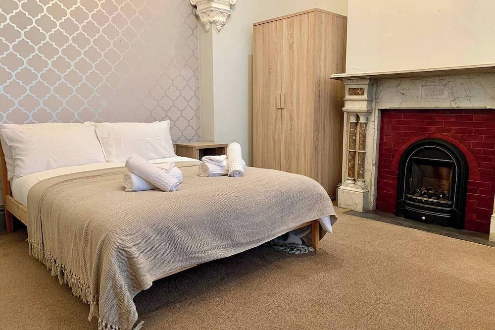 6Br Home with Parking Near Wolverhampton in Walsall, Birmingham Area