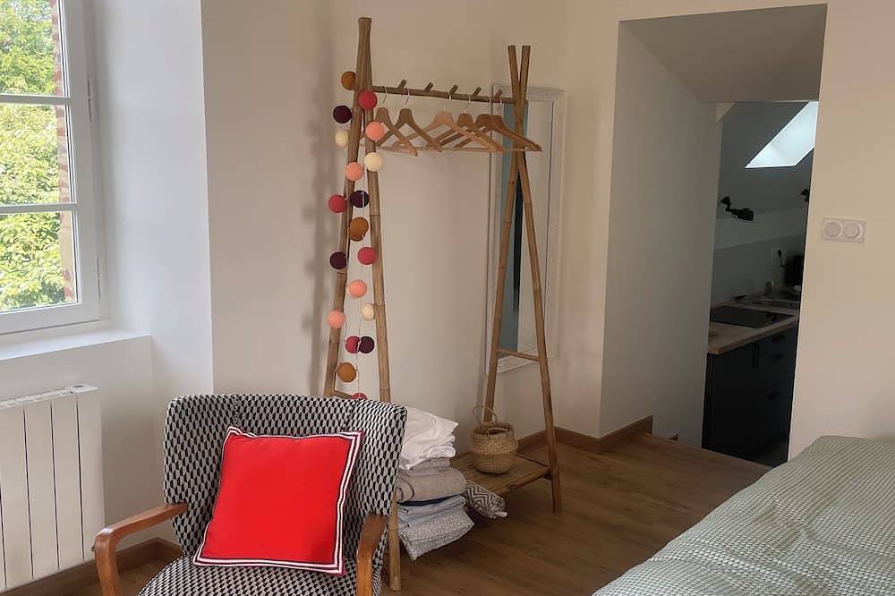 Ganze Wohnung, Between sea and land, charming 31m2 apartment in 18th century presbytery. in Pleudaniel, Rosa Granitküste