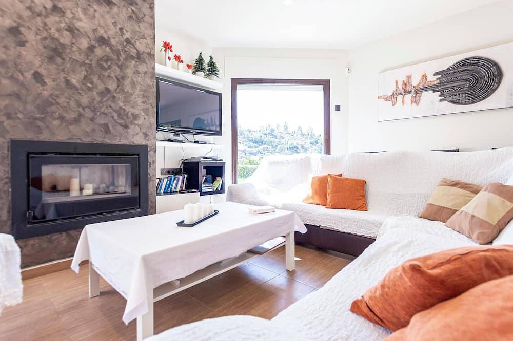 Beautiful home in Malaga with Wifi in Cómpeta, Málaga Provinsen