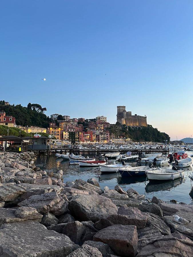 Appartamento per 6 persone, con panorama e terrazza nonché giardino, con animali domestici in Lerici