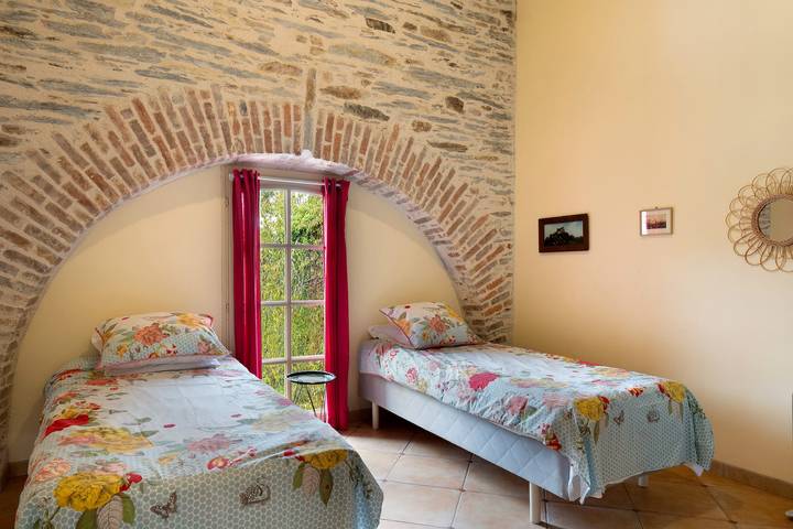 Entire apartment, Apartment 'Gîte Du Jardin - Domaine Les Bois' with Wi-Fi in Sixt-sur-Aff, Redon region