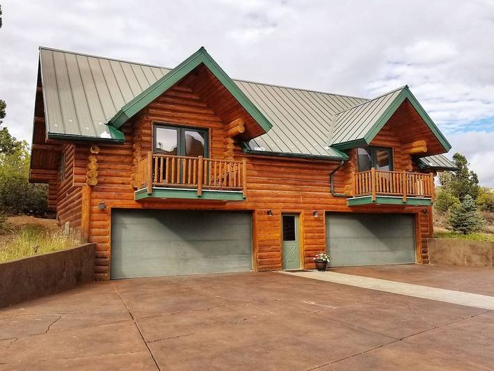 Vacation rental for 35 people, with yard in Utah