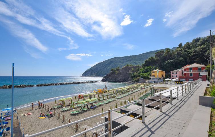 Entire holiday apartment, Cozy Apartment near Antichi Sapori - Parking, WiFi & TV in Carro (Village), Carro (Liguria)