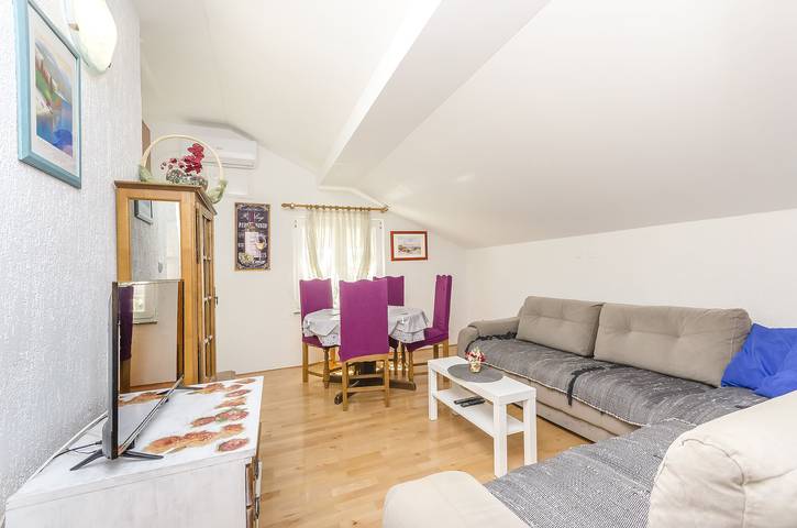 Apartament wakacyjny dla 4 osób, z balkon w Tribunj