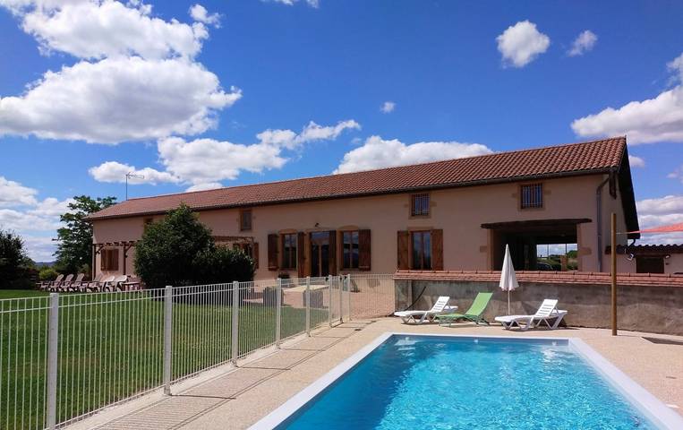 Gîte pour 20 personnes, avec terrasse ainsi que jardin et piscine