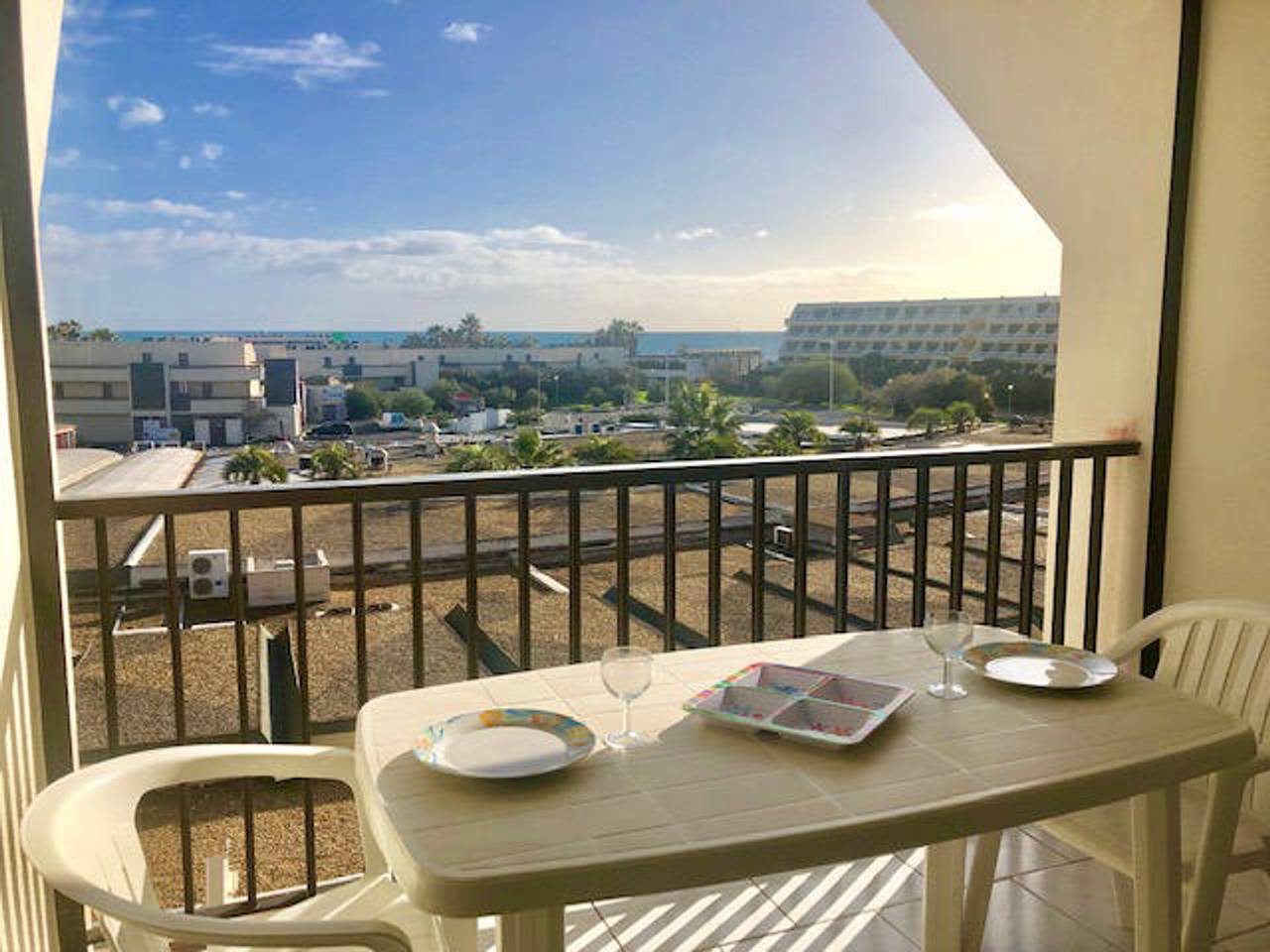 Entire studio, Studio for 2 with parking in Cap d'Agde, balcony, sea in Cap d'Agde, Agde