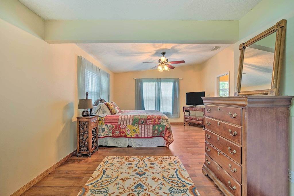 Waterfront Inglis Getaway w/ Dock: 5 Mi to Gulf in Inglis, Levy County