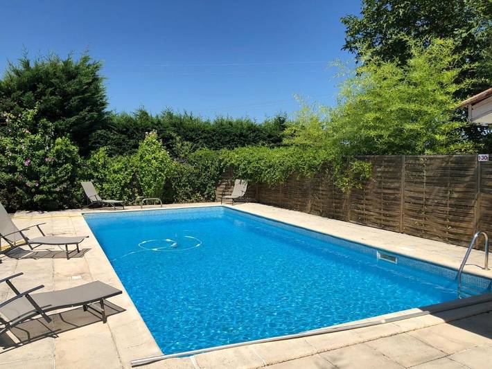 Location de vacances pour 12 personnes, avec jardin ainsi que vue et piscine à Eynesse