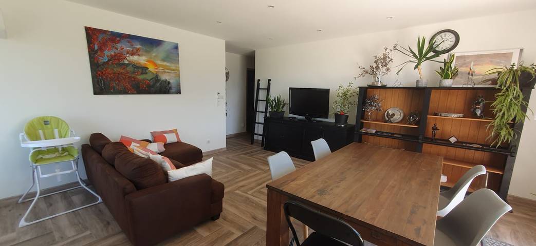 Gîte pour 8 personnes, avec terrasse et jacuzzi ainsi que piscine et jardin dans Auvergne-Rhône-Alpes - 4