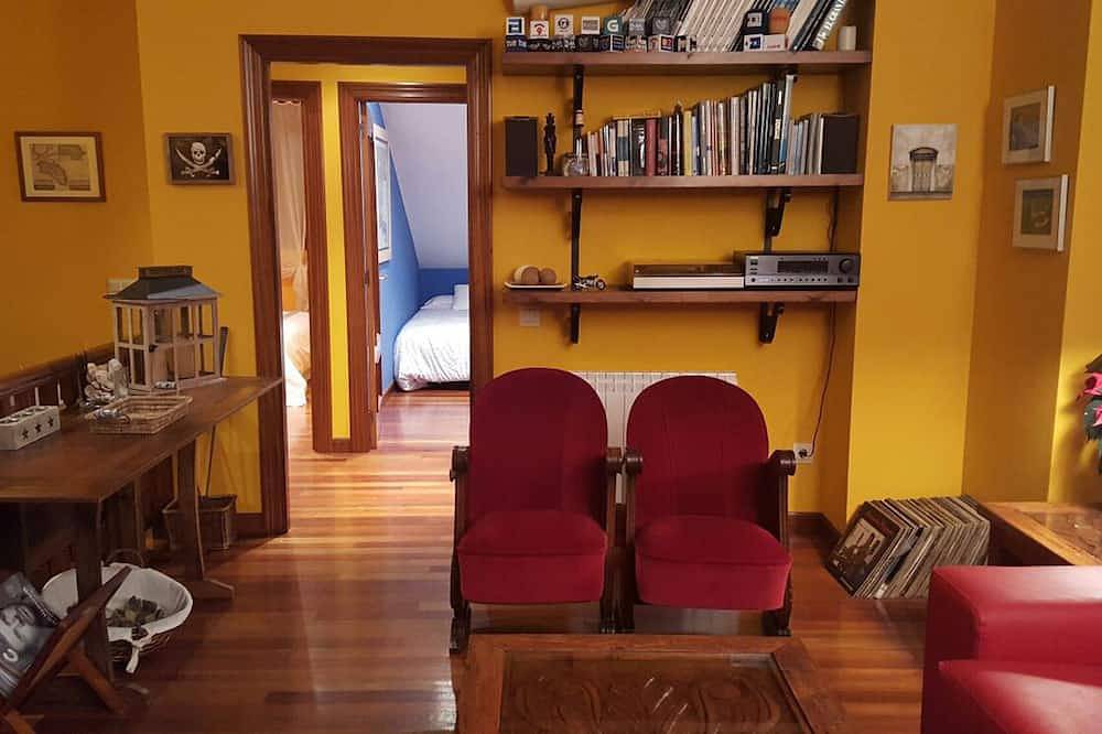 Entire apartment, Stunning apartment above the marina in the center of Llanes. in Llanes, Costa Verde (Spain)