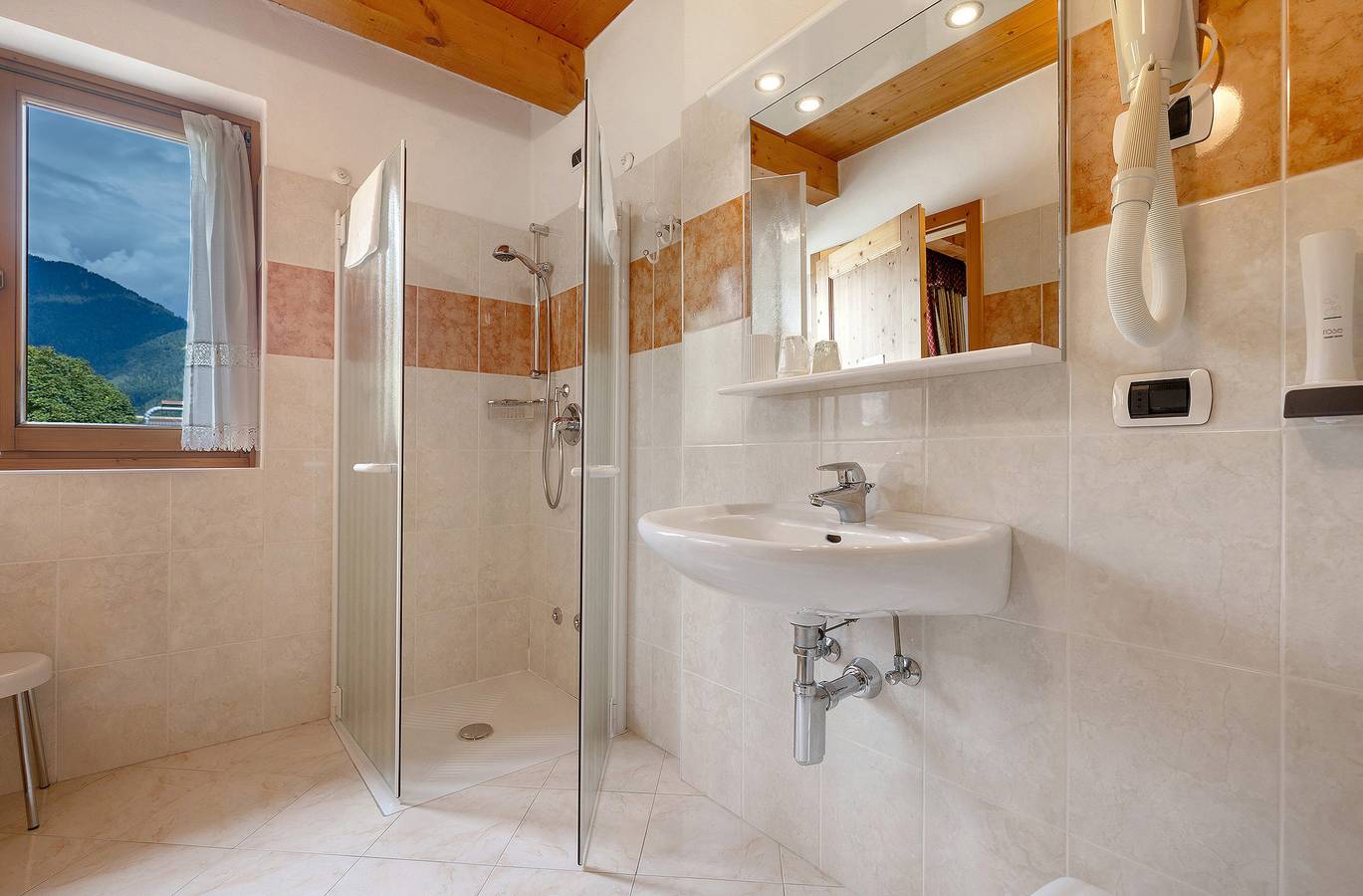 Room 'Camera Doppia N 4' with Mountain View, Shared Garden and Wi-Fi in Caderzone Terme, Adamello-Presanella Alps