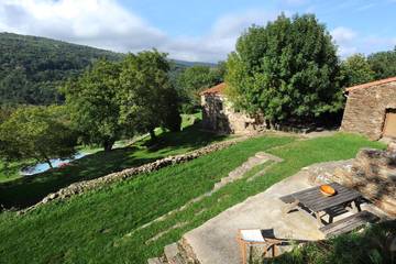 Gîte pour 12 personnes, avec terrasse et piscine à Saint-Marsal