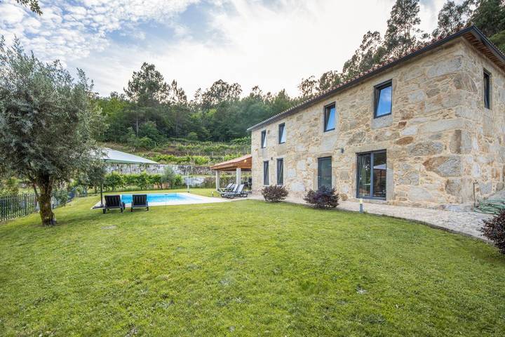 Casa De Pedra D'Alborinhas – Historic Stone House with Pool in Casal Velide in Arões, Aveiro District