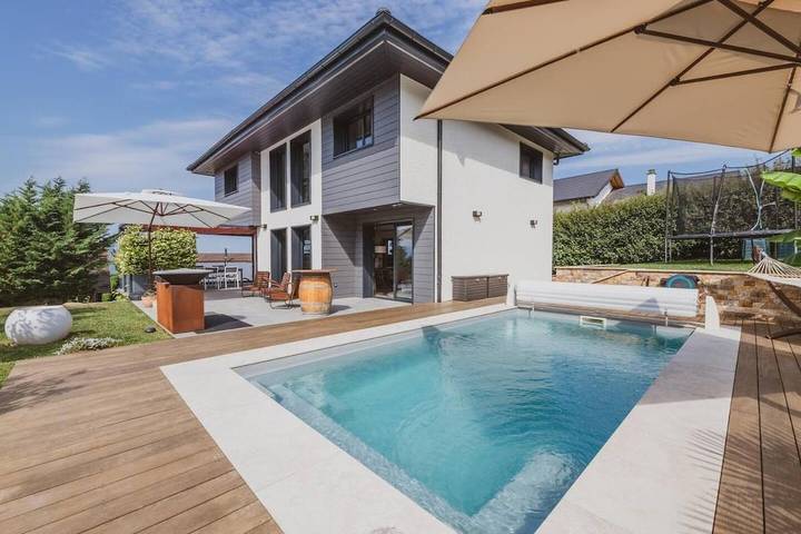 Location de vacances pour 8 personnes, avec Terrasse ainsi que Piscine et Vue à Cranves-Sales