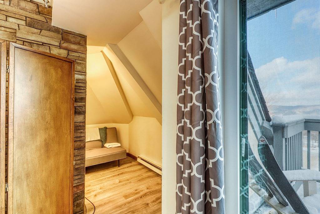 Ganze Wohnung, Neue Auflistung! Neu renovierte Wohnung in der Nähe von Bus zum Hang w / Gemeinschaftspool / Whirlpool / Sauna in Killington, Rutland County