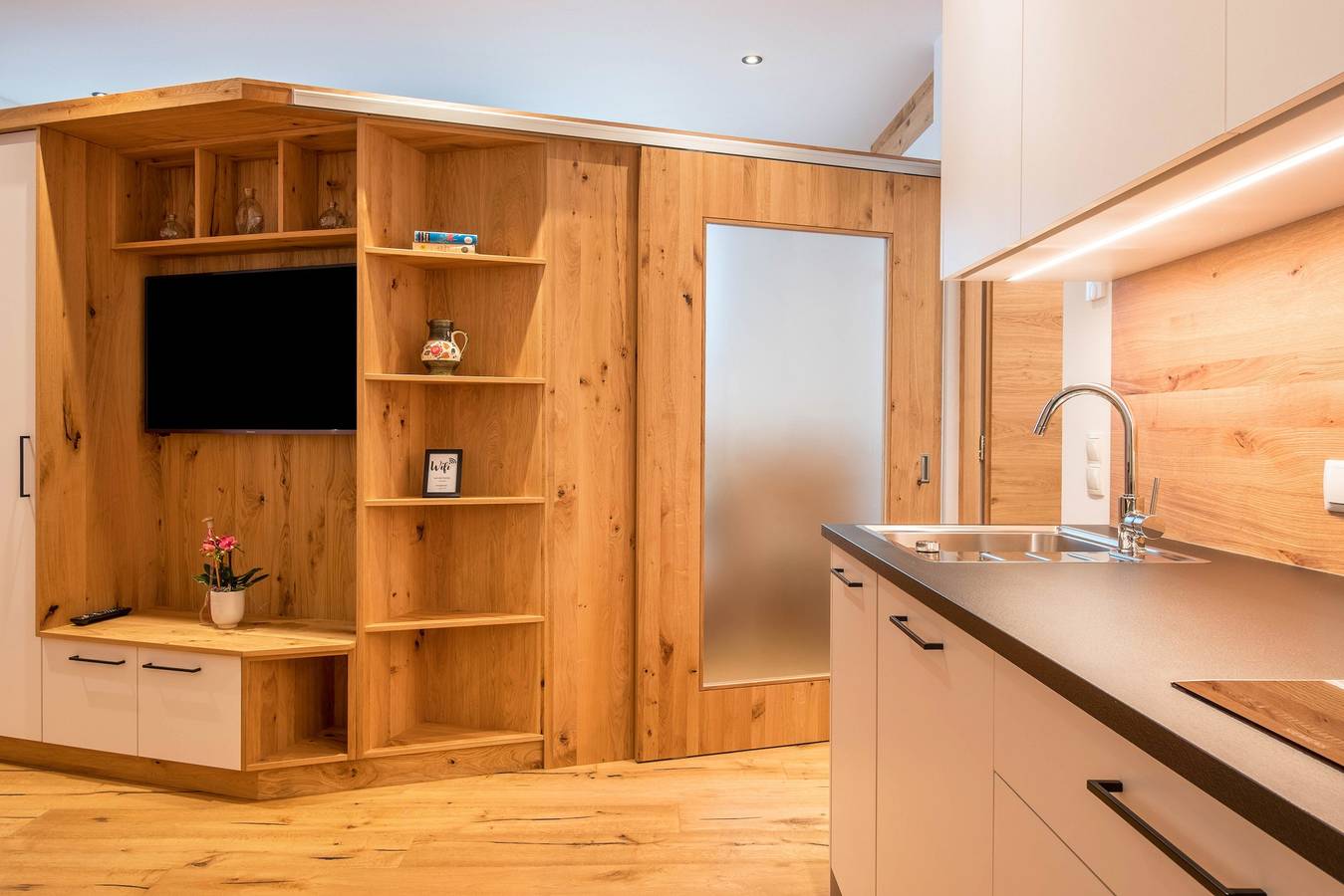 Entire apartment, Luislhof Farm - Holiday Apartment Herbae with Mountain View, Terrace & Wi-Fi in Girlan, Eppan an der Weinstraße