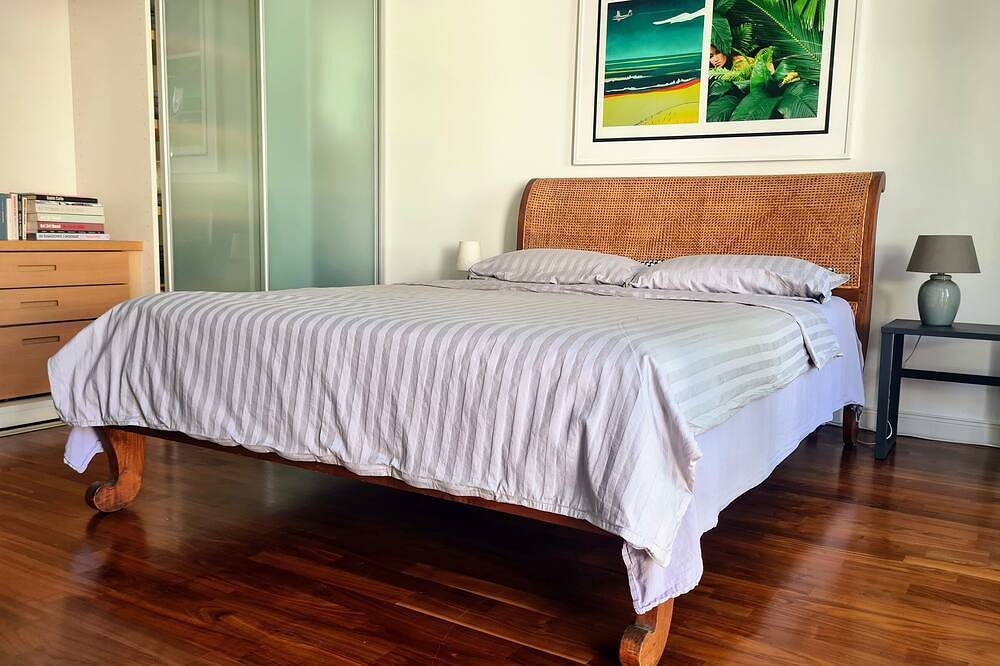 Entire apartment, Prime location, view | 2 large rooms on their own floor with balcony and Spa bath in Mitte Berlin, Berlin