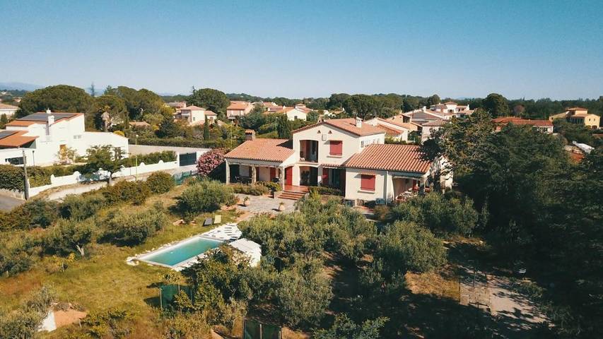 Location de vacances pour 10 personnes, avec jardin ainsi que piscine et vue, animaux acceptés à Ortaffa - 2