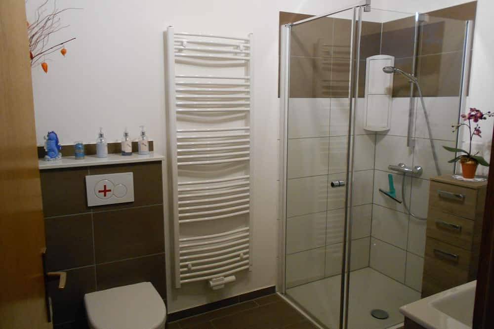 Ganze Wohnung, Komfortable Ferienwohnung (55 qm) mit Terrasse und Garten in Rödental, Oberes Maintal - Coburger Land
