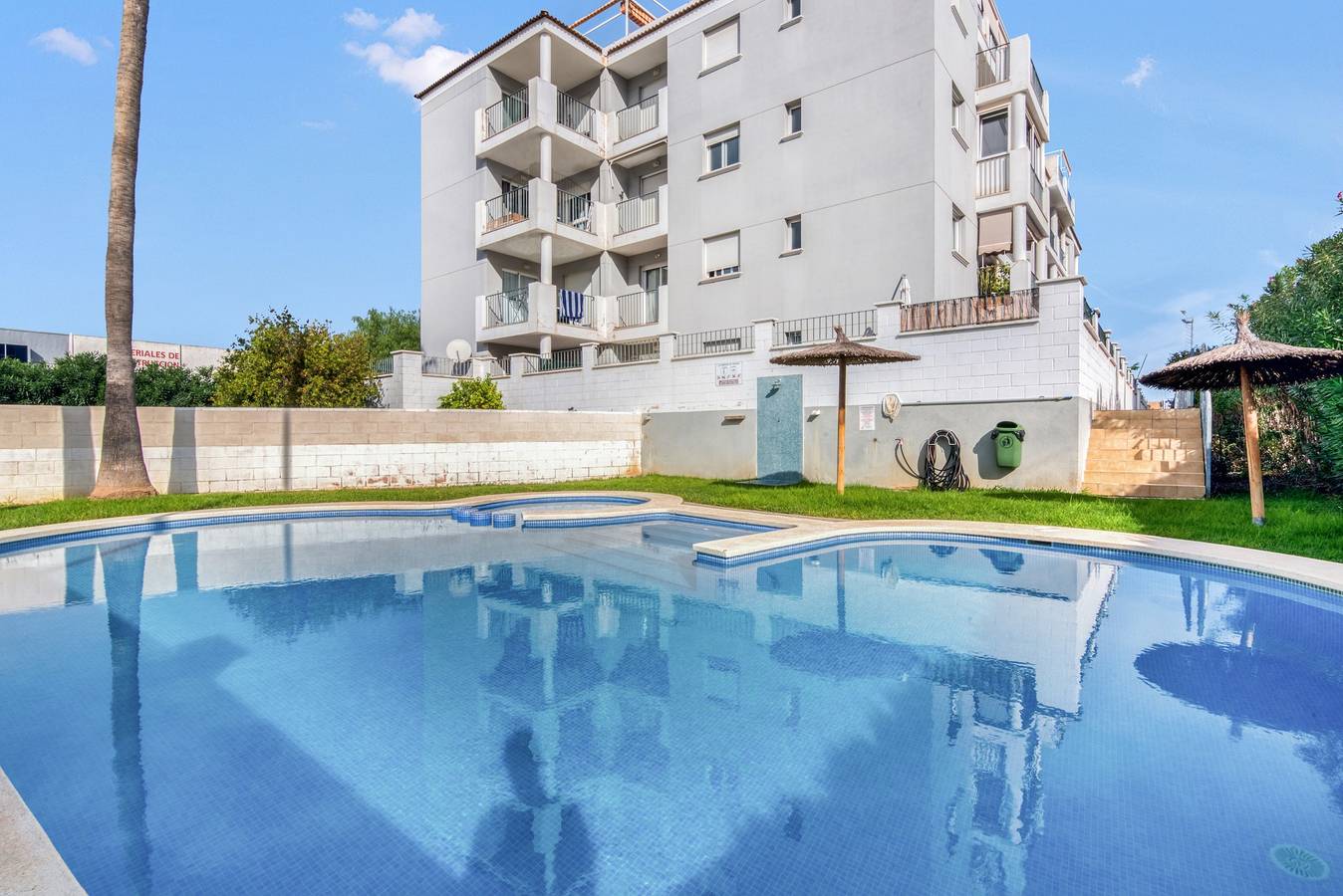 Apartamento entero, Apartamento 'Prendisole Denia' con vistas a la montaña, Wi-Fi y aire acondicionado in Las Marinas, Dénia