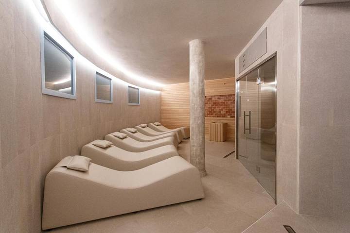 Villa pour 43 personnes, avec jardin et vue ainsi que sauna et piscine, animaux acceptés dans Eden Rock - 3