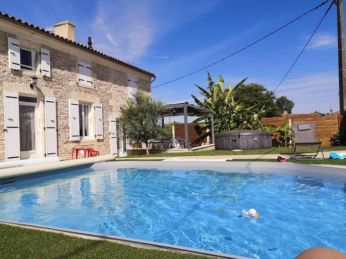 Location de vacances pour 12 personnes, avec Jacuzzi et Terrasse ainsi que Jardin et Piscine à Saint-Coutant-le-Grand