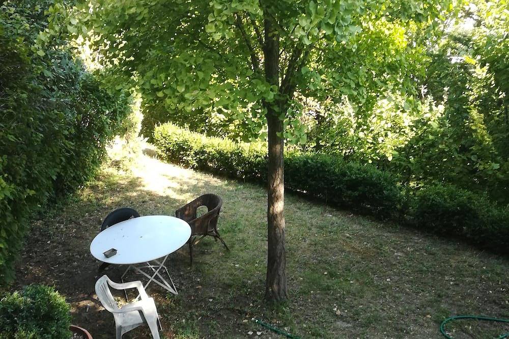 Entire apartment, Apartment with garden and garage Meyrargues. Stays of up to 7 days. in Meyrargues, Aix-en-Provence region